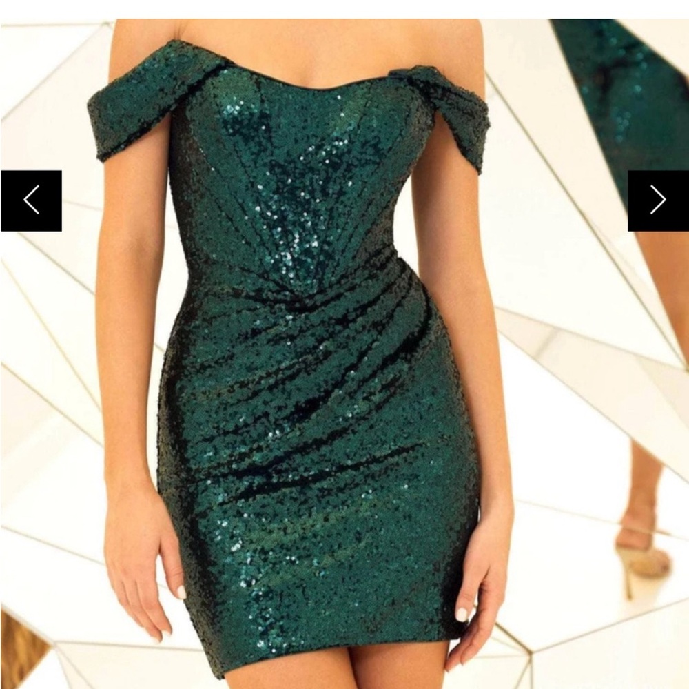 Sherri hill emerald green stunning sequin dress with detachable sleeves.